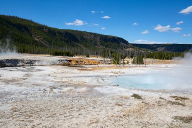 Renkli sıcak su havuzu Yellowstone Milli Parkı, ABD