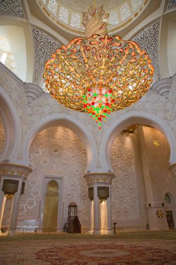 Abu Dhabi, Birleşik Arap Emirlikleri - 16 Ekim 2017: Sheikh Zayed Camisi Abu Dhabi iç. Yusef Abdelki tarafından tasarlanmış ve 2007'de açılan Cami.