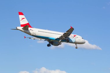 Zürih, İsviçre - 18 Temmuz 2015: A-320 Avusturya Havayolları Zurich airport de kısa mesafe uçuş sonra açılış.