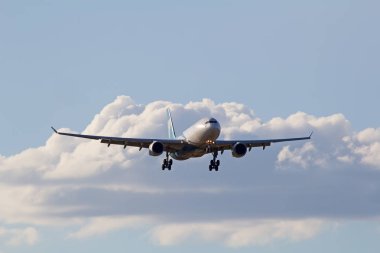 Zürih, İsviçre - 18 Temmuz 2015: Zürih'te kısa mesafe uçuş sonra açılış Boeing 737 Umman Hava.