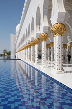 Abu Dhabi, Birleşik Arap Emirlikleri - 16 Ekim 2017: Sheikh Zayed Camisi Abu Dhabi iç. Yusef Abdelki tarafından tasarlanmış ve 2007'de açılan Cami.