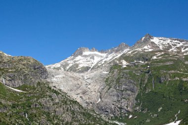 Rhone Buzulu, kaynak Rhone Nehri'nin, erime ve küresel ısınma nedeniyle geri çekiliyor. Uzunluğu 2 metreye kadar her yıl kaybedilen Rhone Buzulu.