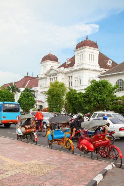 Yogyakarta, Java, Endonezya - 03 Ağustos 2010: Sokaklarda geleneksel rikshaw ulaşım.