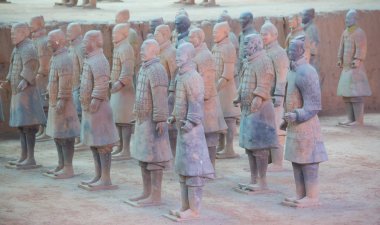 Xian, Çin - 8 Ekim 2017: Ünlü Terracotta Army Xi'an, Çin. Qin Shi Huang Türbesi, ilk Çin İmparatoru pişmiş toprak heykel atlar ve zırhlı erkek koleksiyonu içerir..