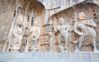 Ünlü Longmen mağarasını (Buddha ve Hennn Eyaleti, Çin Luoyang yakınındaki monolith kaya oyma Bodhisattvas heykelleri).