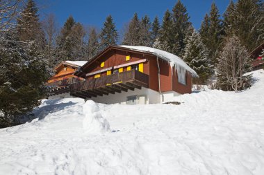 Rahat ev içinde mounyains yüksek. İsviçre.