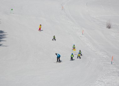 İnsanlar spor kışın tadını İsviçre Alpleri'nde, İsviçre.