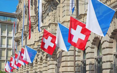 1 Ağustos İsviçre Ulusal gün renkli bayrakları Zurich, İsviçre.