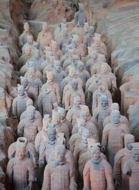 Xian, Çin - 8 Ekim 2017: Ünlü Terracotta Army Xi'an, Çin. Qin Shi Huang Türbesi, ilk Çin İmparatoru pişmiş toprak heykel atlar ve zırhlı erkek koleksiyonu içerir..