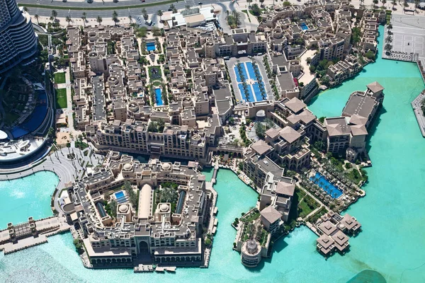 Dubai, Birleşik Arap Emirlikleri - 27 Nisan 2014: Şehir ve Burj Dubai otel.