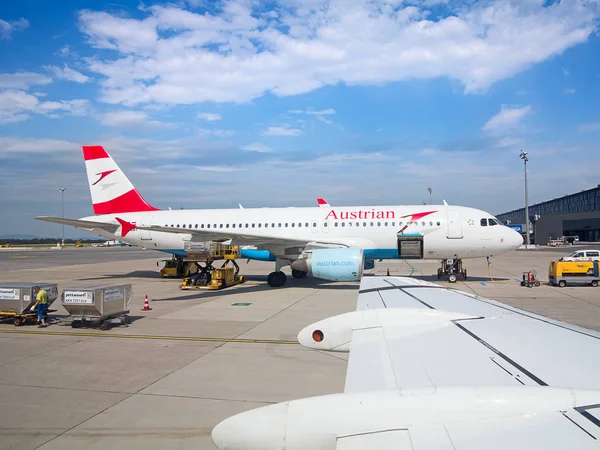 Vienna, Avusturya - 8 Temmuz 2015: take-off Viyana havaalanında hazırlanıyor Avusturya Havayolları A-319.