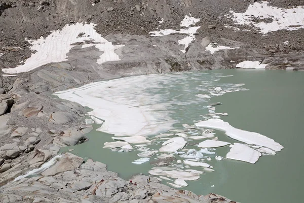 Rhone Buzulu, kaynak Rhone Nehri'nin, erime ve küresel ısınma nedeniyle geri çekiliyor. Uzunluğu 2 metreye kadar her yıl kaybedilen Rhone Buzulu.