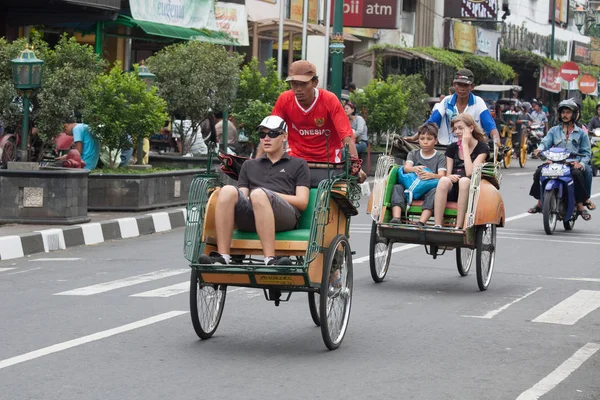 Yogyakarta Java Indonésia Agosto 2010 Tradicional Transporte Rikshaw Nas Ruas — Fotografia de Stock