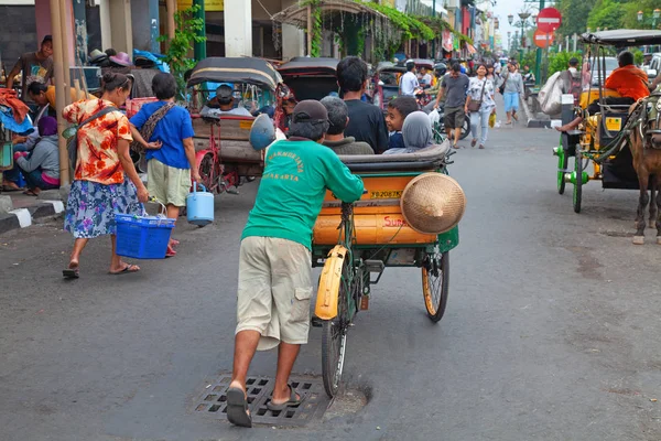Yogyakarta, Java, Endonezya - 03 Ağustos 2010: Sokaklarda geleneksel rikshaw ulaşım.