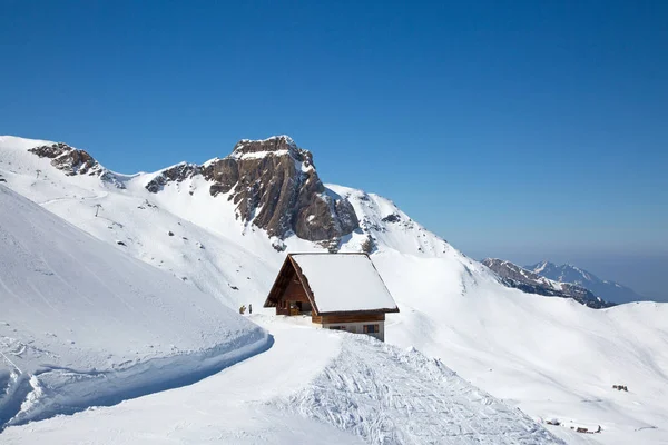 Rahat ev içinde mounyains yüksek. İsviçre.