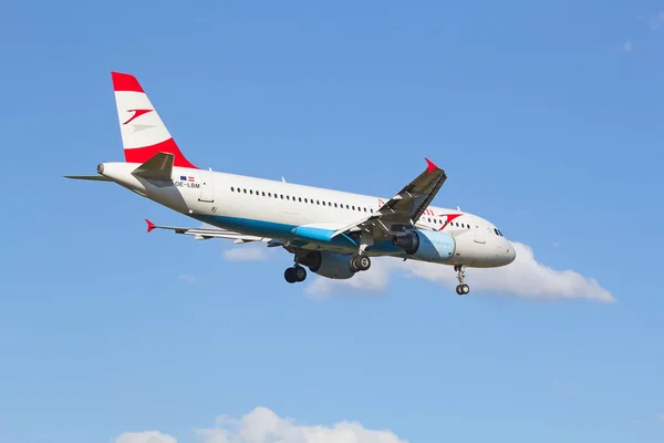 苏黎世 2015年7月18日 320 奥地利航空公司登陆苏黎世机场在短的飞行以后 — 图库照片
