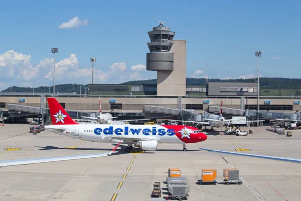Zürih, İsviçre - 30 Temmuz 2016: Zürih Havaalanı ev İsviçre hava ve bir Avrupa Hub için limanıdır.