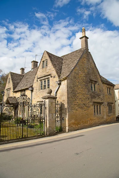 Antik köy Lower Slaughter Cotswolds bölgesinde, İngiltere.