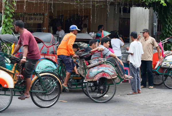 Yogyakarta, Java, Endonezya - 03 Ağustos 2010: Sokaklarda geleneksel rikshaw ulaşım.