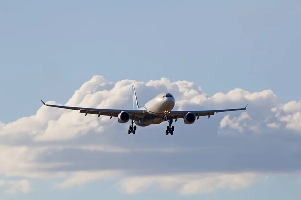 Zurich Switzerland July 2015 Boeing 737 Oman Air Landing Zurich — Stock Photo, Image