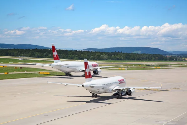 チューリッヒ空港は母港スイス航空のヨーロッパのハブ空港の チューリッヒ スイス連邦共和国 2016 日です — ストック写真