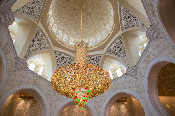 Abu Dhabi, Birleşik Arap Emirlikleri - 16 Ekim 2017: Sheikh Zayed Camisi Abu Dhabi iç. Yusef Abdelki tarafından tasarlanmış ve 2007'de açılan Cami.