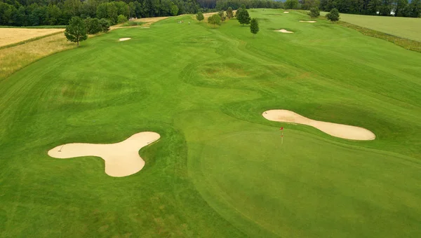 golf sahasının yeşil çimen