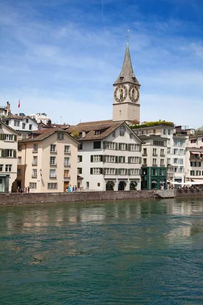 Limmat nehri ve ünlü Zürih kiliseleri.