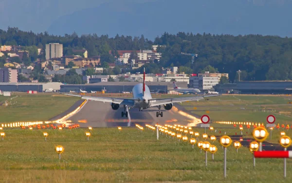 Zurych Szwajcaria Lipca 2015 Lądowanie Zurich Lotnisko Krótkim Zasięgu Lotu — Zdjęcie stockowe