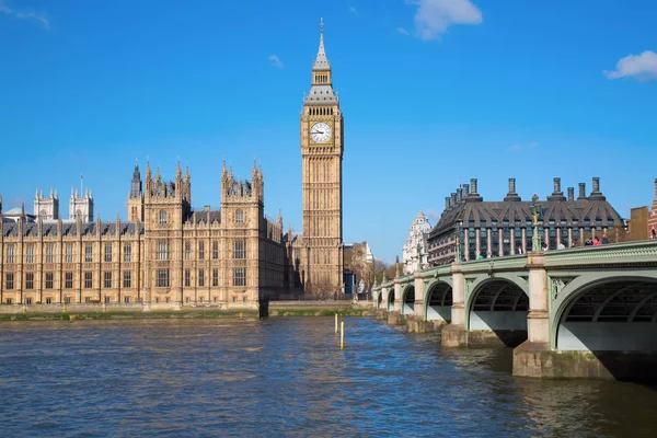 Londra 'daki ünlü Big Ben saat kulesi..