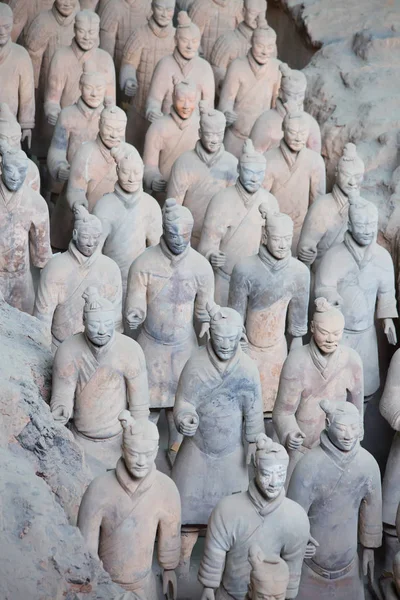 Xian, Çin - 8 Ekim 2017: Ünlü Terracotta Army Xi'an, Çin. Qin Shi Huang Türbesi, ilk Çin İmparatoru pişmiş toprak heykel atlar ve zırhlı erkek koleksiyonu içerir..