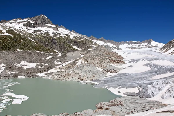 Rhone Buzulu, kaynak Rhone Nehri'nin, erime ve küresel ısınma nedeniyle geri çekiliyor. Uzunluğu 2 metreye kadar her yıl kaybedilen Rhone Buzulu.