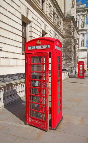 Londra, İngiltere'de ünlü kırmızı telefon kulübesi.