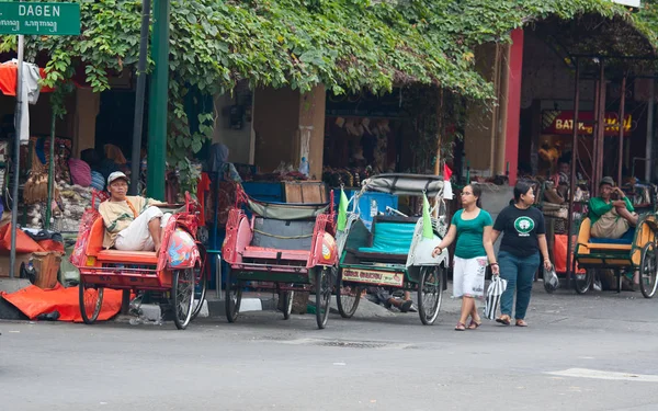 Yogyakarta, Java, Endonezya - 03 Ağustos 2010: Sokaklarda geleneksel rikshaw ulaşım.