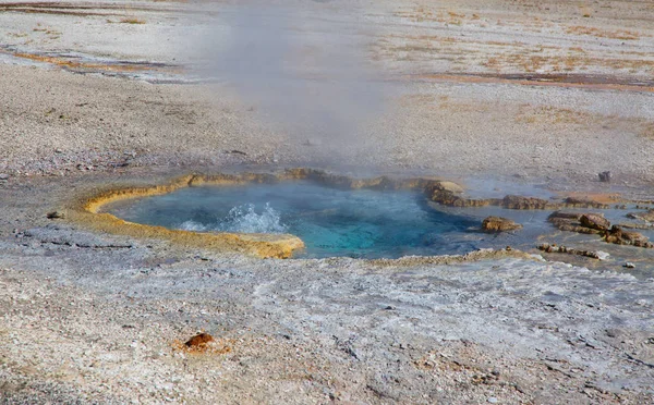 Renkli sıcak su havuzu Yellowstone Milli Parkı, ABD