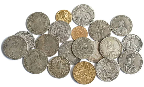 Beyaz arka plan üzerinde Ortaçağ sikke koleksiyonu