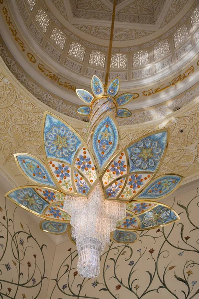 Abu Dhabi, Birleşik Arap Emirlikleri - 16 Ekim 2017: Sheikh Zayed Camisi Abu Dhabi iç. Yusef Abdelki tarafından tasarlanmış ve 2007'de açılan Cami.