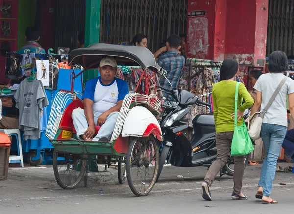 Yogyakarta, Java, Endonezya - 03 Ağustos 2010: Sokaklarda geleneksel rikshaw ulaşım.