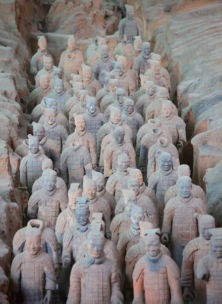 Xian, Çin - 8 Ekim 2017: Ünlü Terracotta Army Xi'an, Çin. Qin Shi Huang Türbesi, ilk Çin İmparatoru pişmiş toprak heykel atlar ve zırhlı erkek koleksiyonu içerir..