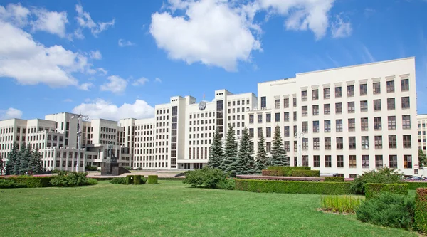 Minsk, Beyaz Rusya bağımsızlık meydanında bina Parlamento.