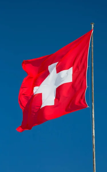 Bandera Suiza Contra Cielo Azul — Foto de Stock