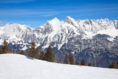 Kayak merkezi Flumserberg 'in yamacında. İsviçre