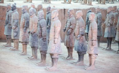 XIAN, Çin - 8 Ekim 2017: Xi 'an, Çin' deki ünlü Terracotta Ordusu. Çin 'in ilk imparatoru Qin Shi Huang' ın mozolesinde zırhlı adam ve at heykelleri koleksiyonu var..