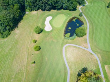 Golf sahasının yeşil çimeni