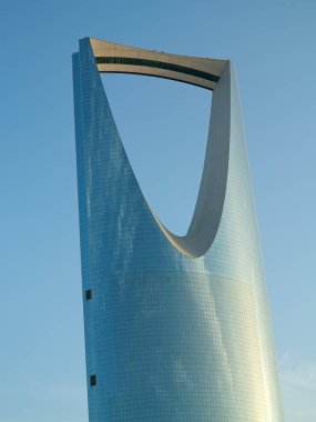 RIYADH - 22 Ağustos 2016 tarihinde Riyad, Suudi Arabistan 'da Krallık Kulesi. Krallık Kulesi bir ticaret ve fuar merkezi, alışveriş merkezi ve Riyad şehrinin ana simgelerinden biridir.