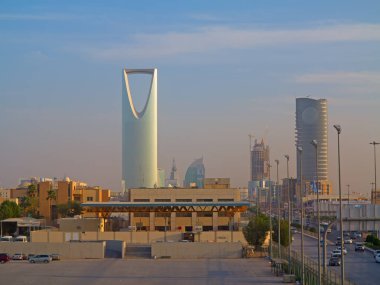 Riyad - 29 Şubat: Sunset Riyad üzerinden şehir merkezine 29 Şubat 2016 Riyadh, Suudi Arabistan. 