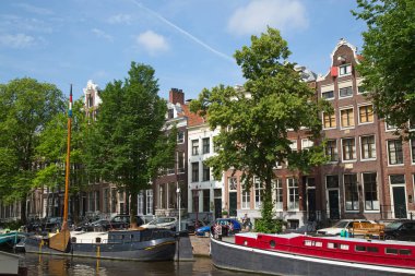 Amsterdam - 10 Temmuz: Kanalları on 10 Temmuz 2016 Amsterdam City Amsterdam, Hollanda. Geleneksel Hollanda evleri tarafından çevrelenmiş şehir tarihi Kanallar Amsterdam ana konumlar biridir.