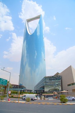 Riyad - Ağustos 21: Krallık kule 21 Ağustos 2016 Riyadh, Suudi Arabistan. Krallık kule bir iş ve Kongre Merkezi, shoping alışveriş merkezi ve Riyad şehir ana yerlerinden biridir
