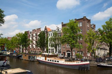 Amsterdam - 10 Temmuz: Kanalları on 10 Temmuz 2016 Amsterdam City Amsterdam, Hollanda. Geleneksel Hollanda evleri tarafından çevrelenmiş şehir tarihi Kanallar Amsterdam ana konumlar biridir.