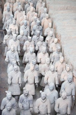 XIAN, Çin - 8 Ekim 2017: Xi 'an, Çin' deki ünlü Terracotta Ordusu. Çin 'in ilk imparatoru Qin Shi Huang' ın mozolesinde zırhlı adam ve at heykelleri koleksiyonu var..